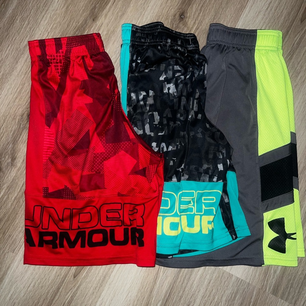 Boys medium Under Armour shorts